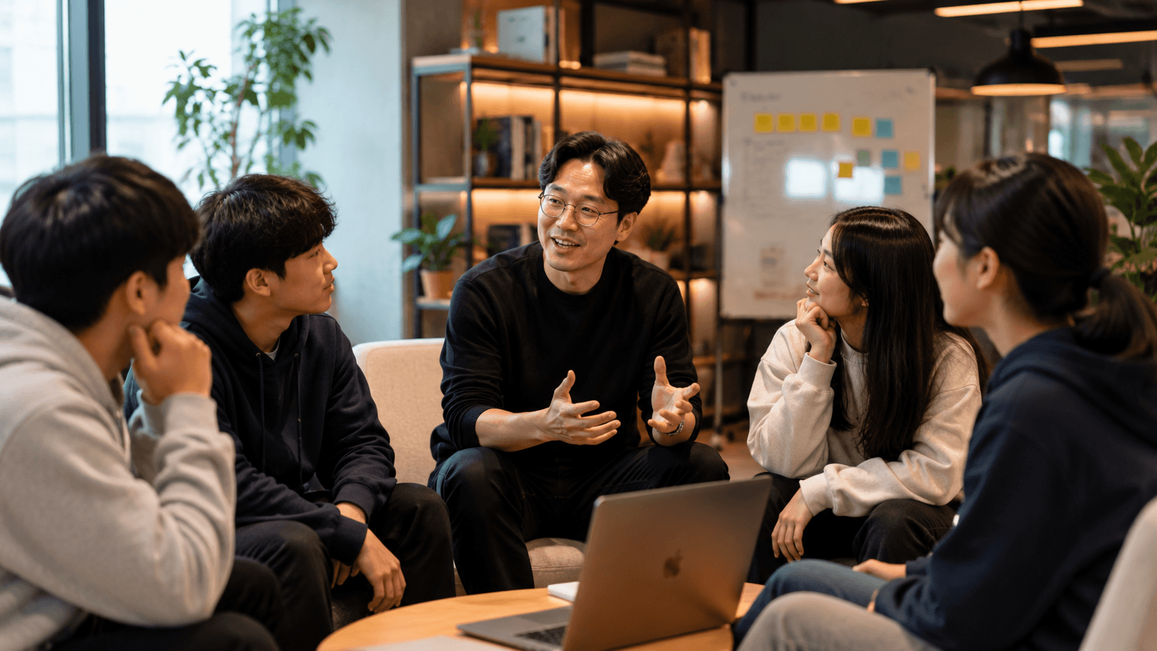 소규모 그룹과 대화하는 창업가